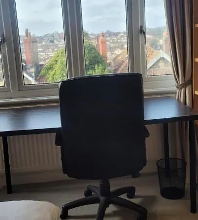 Проживание в семье Quiet Terraced House